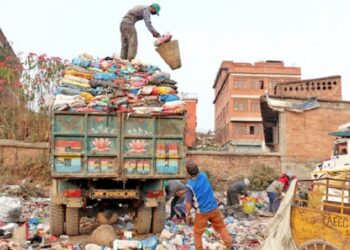 उपत्यकाको फोहर तीन दिनदेखि सडकमा