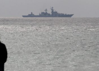विष्फोटको कारण ध्वस्त भएको रुसी युद्धपोत समुद्रमा डुब्यो