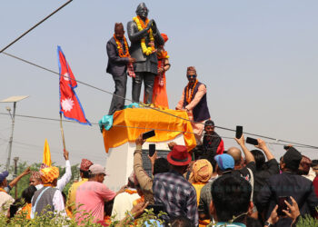 दोस्रो जनआन्दोलनमा ढालिएको महेन्द्रको शालिक अत्तरियामा पुनर्स्थापित