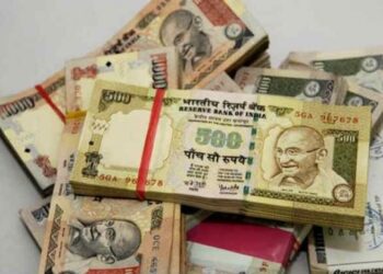 स्रोत नखुलेको भारतीय रुपैयाँ सहित पक्राउ