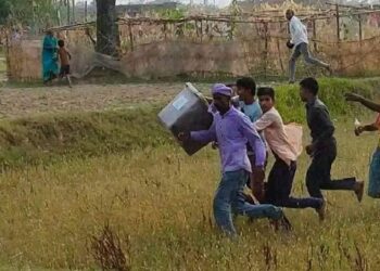 रौतहटको यमुनामाई गाउँपालिका वडा नं. २ भिडियाही टोलमा स्थानीयले मतपेटिका नै लुटे