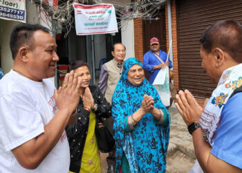 सिर्जना सिंहका लागि मत माग्दै घरदैलोमा ब्यस्त प्रकाशमान सिंह
