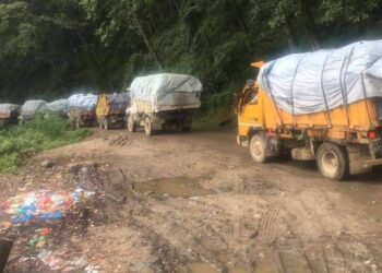 फोहोर बोकेर पुगेका ट्रकलाई बन्चरेडाँडाका स्थानीयले रोके