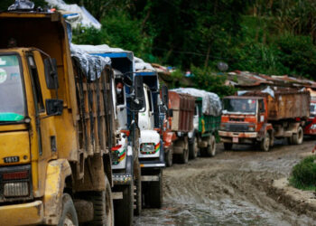 झडपपछि बन्चरेडाँडा पुग्न सकेनन् ट्रक, फोहोर बोकेर काठमाडौं नै फर्किए