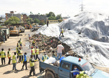 टेकुमा ट्रान्सफर स्टेसनलाई दुर्गन्धरहित बनाउन जीवातु हालेर प्लाष्टिकले छोपियो फोहोर