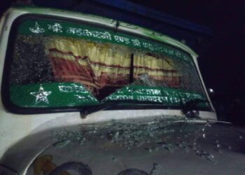 बञ्चरेडाँडामा फोहोर फाल्न गएको गाडीमाथि तोडफोड(भिडियो)