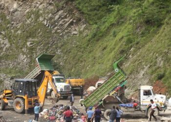 अवरोधकै बीच बञ्चरेडाँडामा फोहर व्यवस्थापन