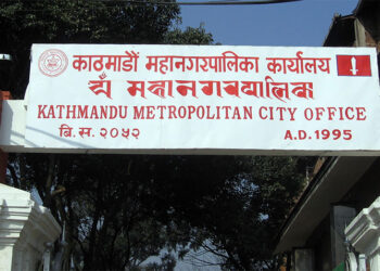 फुटपाथ व्यवसायीले घेरे काठमाडौं महानगर