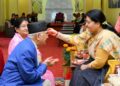 ओली दम्पतीले लगाए राष्ट्रपतिसँग टीका