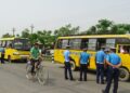 स्कुल बसको झ्यालबाट टाउको बाहिर निकाल्दा रूखमा ठोक्किएर बालकको मृत्यु
