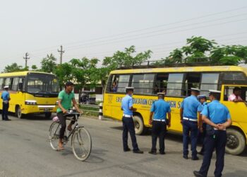 स्कुल बसको झ्यालबाट टाउको बाहिर निकाल्दा रूखमा ठोक्किएर बालकको मृत्यु