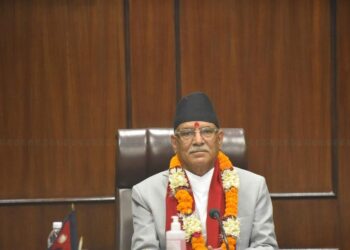 मन्त्रालयका सचिवहरूसँग छलफल गर्दै प्रधानमन्त्री प्रचण्ड