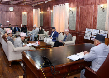 निर्वाचन आयोगका पदाधिकारीसँग प्रधानमन्त्रीको छलफल