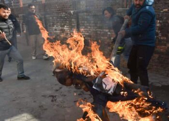 अनेरास्ववियूले शिक्षामन्त्रीको पुत्ला जलायो