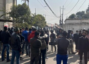 कमर्स क्यापस मिनभवनमा नेविसंघका दुई पक्षबीच ढुंगा हानाहान