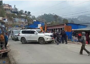 मुख्यमन्त्री हिक्मत कार्कीको गाडीमा आन्दोलनकारीद्वारा ढुंगामुढा प्रहार