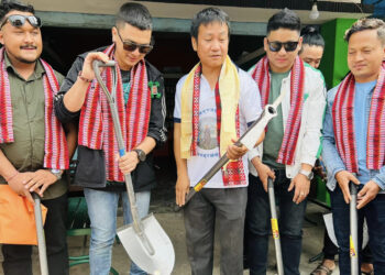 पल शाहले धरानका मेयर साम्पाङलाई दिए गैँती र बेल्चा