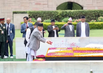प्रधानमन्त्री दाहालद्वारा महात्मा गान्धीको समाधिस्थलमा पुष्पहार अर्पण