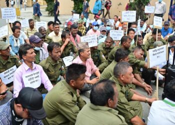 तलब माग गर्दै वन पैदावार विकास समितिका कर्मचारी सडकमा