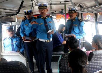 “काठमाडौं उपत्यकामा ट्राफिक प्रहरीको यात्रुसँग दुई मिनेट कार्यक्रम”
