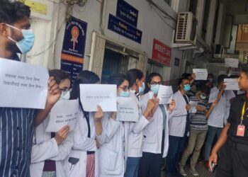 काठमाडौं मेडिकल कलेजमा सरकारले तोकेको भन्दा बढी शुल्क लिएको भन्दै विद्यार्थीको प्रदर्शन