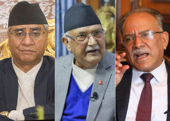 सदन खुलाउने बारेमा ओलीसँग वार्ता गर्दै  प्रचण्ड–देउवा