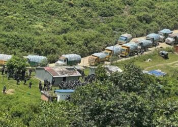 माटो बोकेका गाडी बञ्चरेडाँडा जान छुट, फोहोरका गाडीलाई अवरोध कायमै