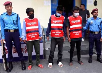 स्कुलबाट बच्चा लिएर आउने महिलाहरुको सिक्री लुट्ने समूह पक्राउ