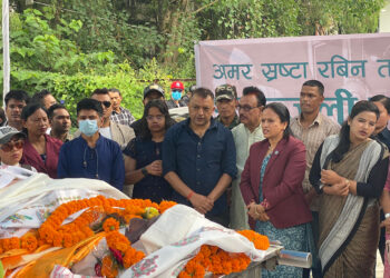 राष्ट्रिय झण्डा ओढाएर गायक रविन तामाङलाई श्रद्धाञ्जली