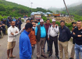 बञ्चरेडाँडामा रोकिए उपत्यकाबाट फोहरमैला बोकेर गएका गाडी