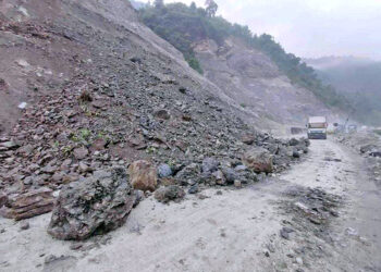 पहिरोका कारण नारायणगढ-मुग्लिन सडक बन्द