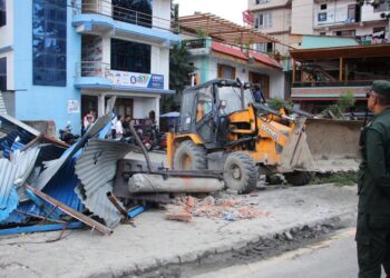 धोबीखोला छेउका अवैध संरचनामा महानगरले चलायो डोजर