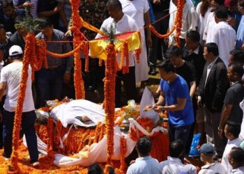छोराहरु मिङ्सो र सुहाङले दिए नेम्वाङलाई दागबत्ती