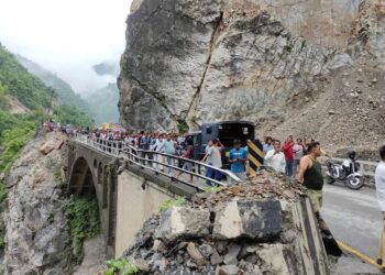 पहिरो खसेपछि नारायणगढ-मुग्लिन सडक अवरुद्ध