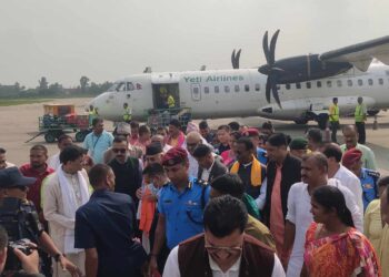 सुरक्षालाई चुनौती दिँदै एमाले नेता कार्यकर्ताहरु ओलीको स्वागत गर्न धावनमार्गमा