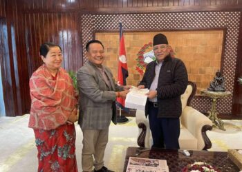 भाटभटेनीका सञ्चालक गुरुङद्वारा भूकम्पपीडितलाई १ करोड ११ लाख सहयोग