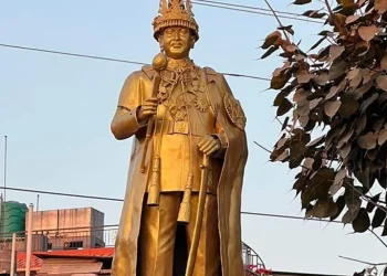 मध्यरातमा ठड्याइयो पूर्वराजा वीरेन्द्रको सालिक