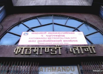 प्रहरी र फुटपाथ व्यवसायीबीच झडप, ११ जना घाइते