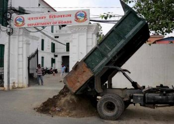 सडक विभाग र डिभिजन कार्यालयको गेटमा महानगरले फाल्यो एक ट्रक धुलो