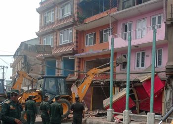 काठमाडौं महानगरले चलायो गौशाला चोकका घरमा डोजर