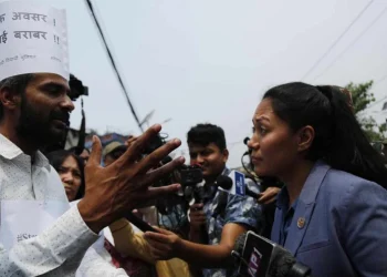 एकल प्रदर्शन गरिरहेका चापागाईंलाई भेट्न पुगिन् शिक्षामन्त्री सुमना