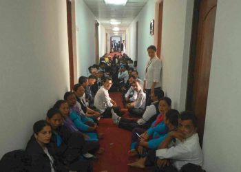 संघीय संसद सचिवालयका कर्मचारीहरू धर्नामा