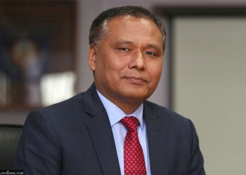 कुलमान घिसिङविरुद्ध रमेश खरेलले अख्तियारमा दिए उजुरी
