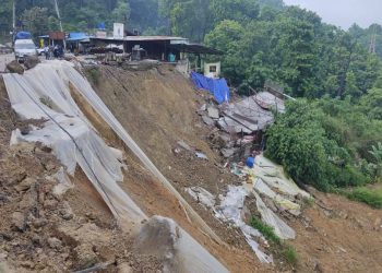 दाउन्नेमा सडक भासिएपछि दिउँसो १ बजेसम्म यातायात बन्द