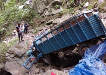 धुलिखेलबाट पाँचखाल जाँदै गरेको ट्रक दुर्घटना