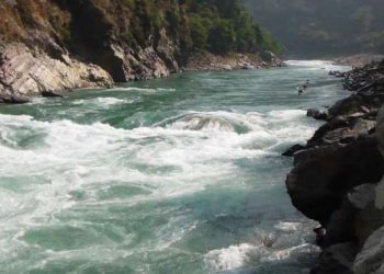 सेती नदीमा ट्याक्टर खस्यो