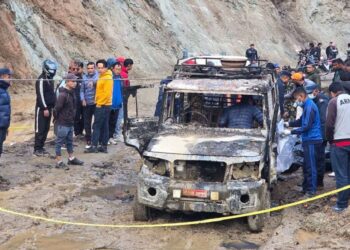 ताप्लेजुङको पाथीभरा जाँदै गर्दा गाडीमा करेन्ट लागेर चार जना यात्रुको मृत्यु