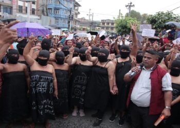 माइतीघरमा सहकारी पीडितको अर्धनग्न प्रदर्शन