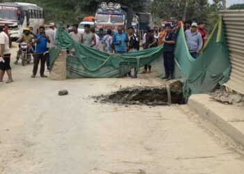धादिङको थाक्रेमा पुलमा भ्वाङ ,यात्रु अलपत्र