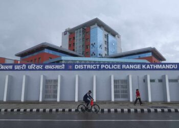 प्रहरी परिसर काठमाडौंको गेटबाट थुनुवा भागे